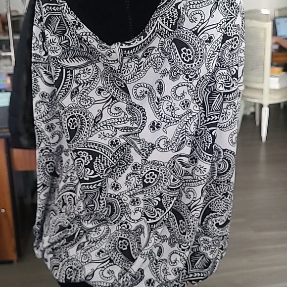 Rampage Black and‎ Whitle Floral Paisley Sleeveless Top Size Medium - Picture 3 of 6